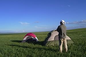 モンゴル、サイハンウンドルオボー山付近での草原でキャンプ