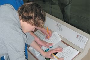 スミソニアン自然史博物館にて博物館提供のフィールドノートを使って展示を見学する学生